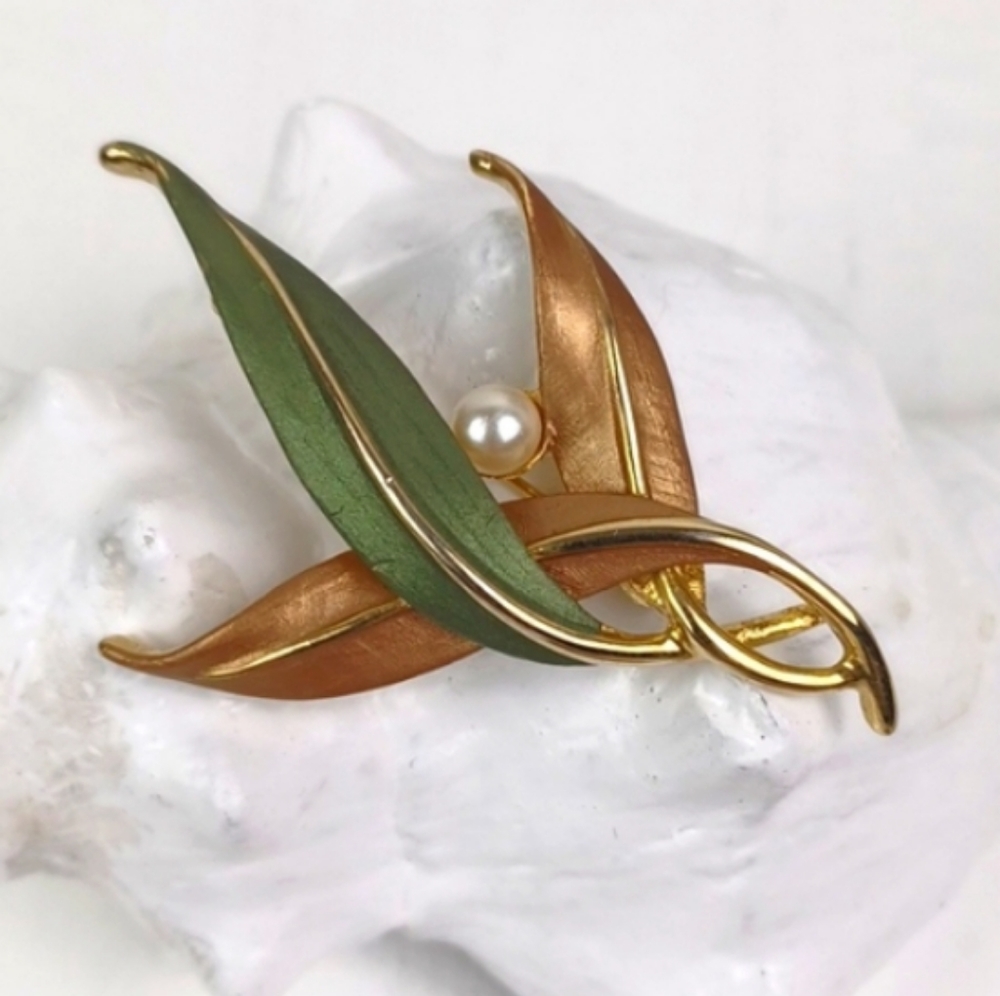 Vintage Style Gold Tone & Two Tone Whimsical Leaf & Pearl Brooch - Picture 8 of 8